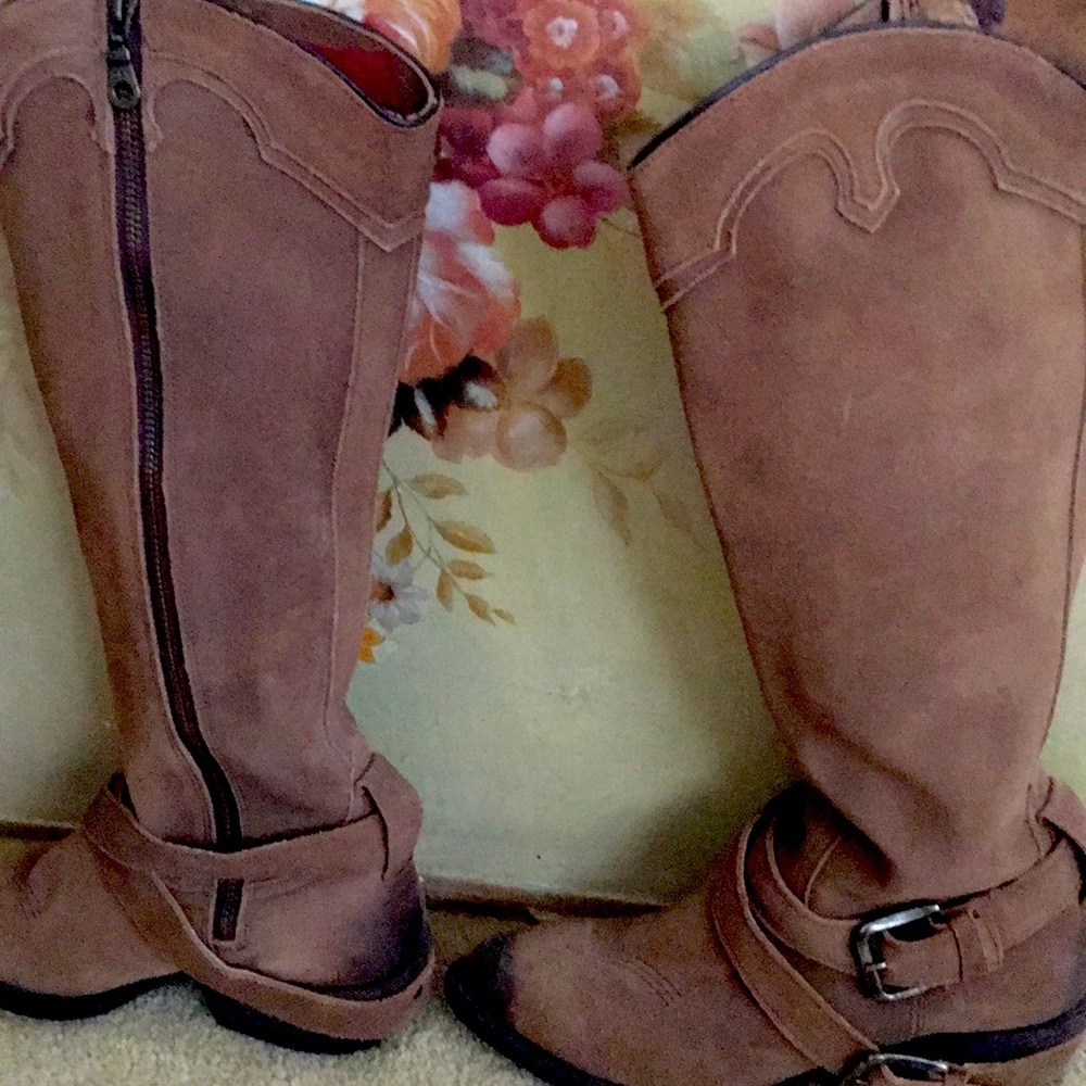 Modern western boots ❣️Has a distressed look